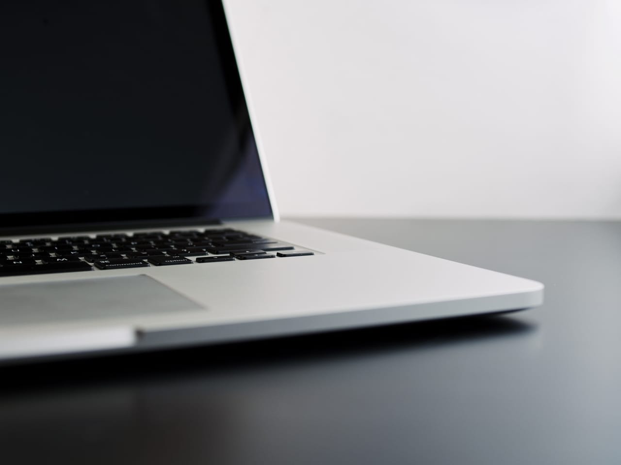 apple-laptop-computer-with-blank-screen